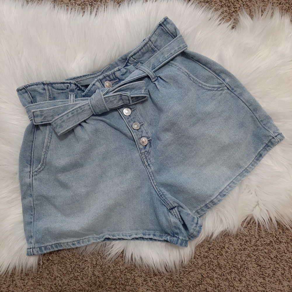 American Eagle High Waisted Denim Light Wash Short